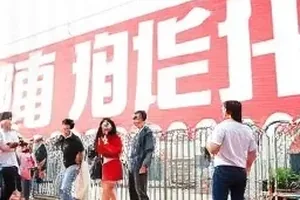 深夜手机屏幕上的配文截图与发布时间戳对照