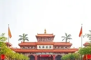 一张海报文案改动前后的对照，两处措辞被替换