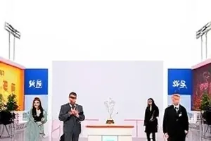 同一场合的三张合照并排摆放，光线方向与站位存在差异